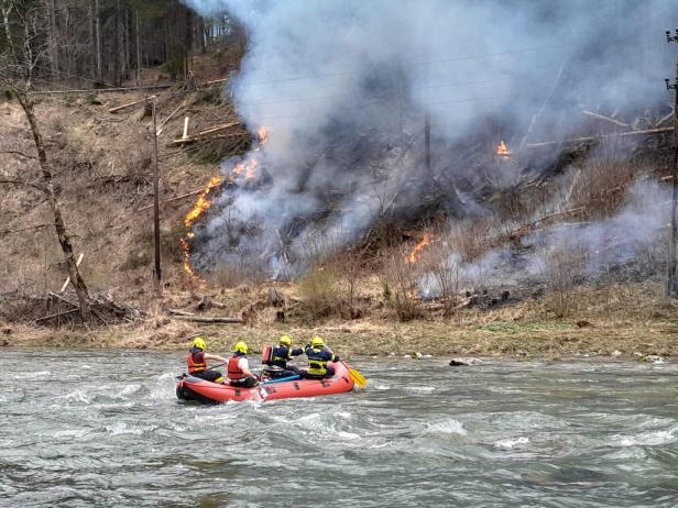 Waldbrand: Feuerwehren aus NÖ helfen in steirischer Grenzgemeinde aus