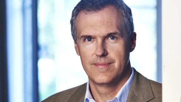 Ein Porträt eines Mannes in einem braunen Sakko.