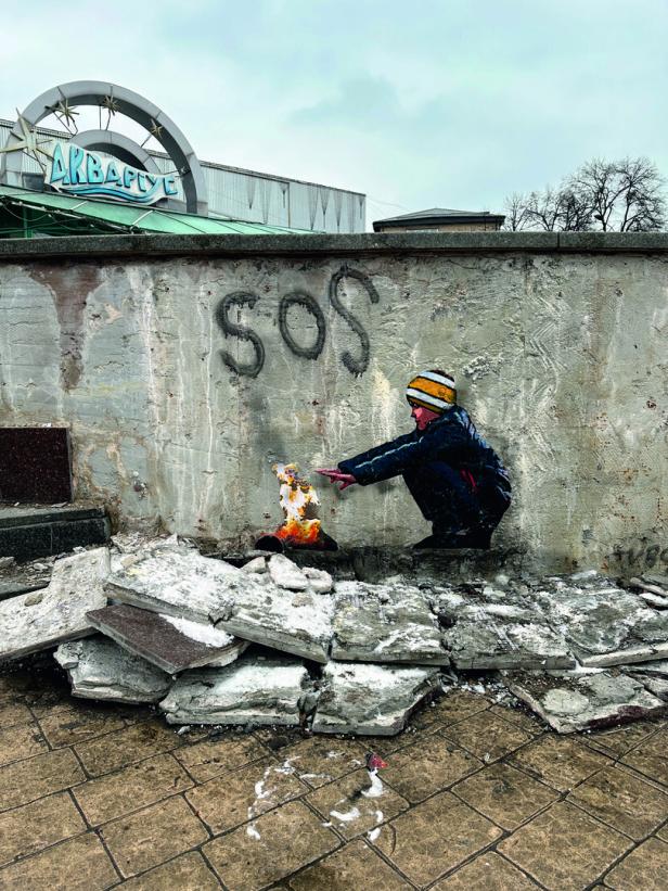 Ein Banksy-Graffiti in der Ukraine zeigt ein Kind, das neben dem SOS-Schriftzug einen Cocktail anzündet.