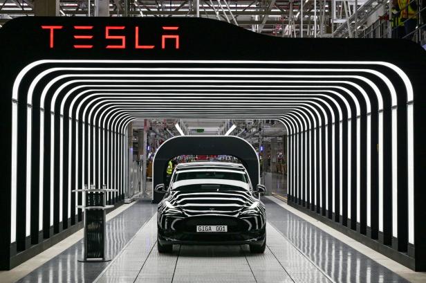 Cockpit ohne Tasten und Knöpfe: Tesla schafft auch noch den Blinkerhebel ab