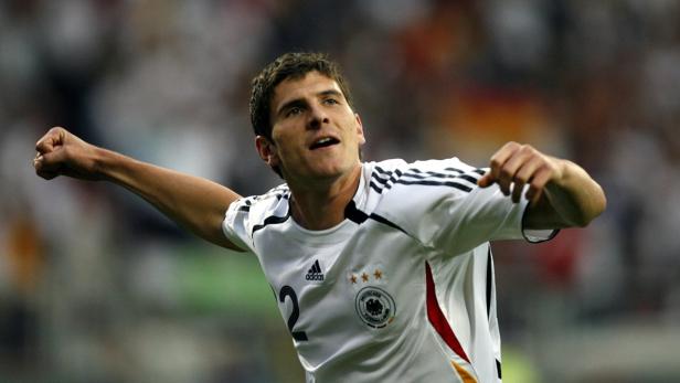 Ein jubelnder Fußballspieler im Trikot der deutschen Nationalmannschaft.
