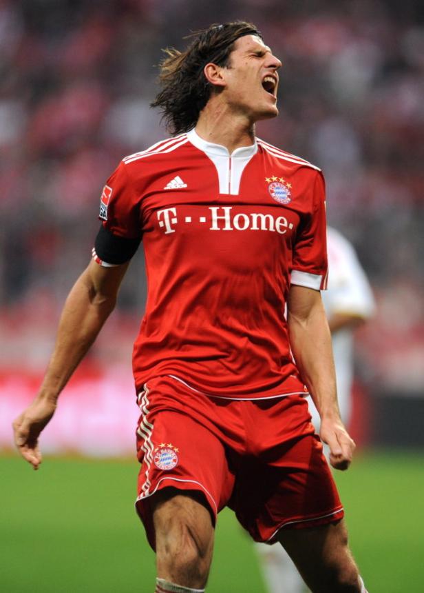Ein Fußballspieler des FC Bayern München jubelt auf dem Spielfeld.