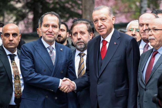 Recep Tayyip Erdoğan (r.) und Fatih Erbakan (l.) am 28. März 2023 in Ankara.