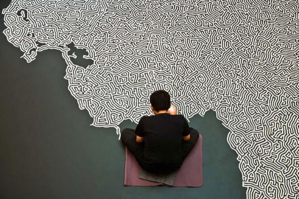 Motoi Yamamoto formt Salz zu einem Labyrinth