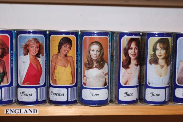 Eine Reihe von Getränkedosen mit Porträts von Frauen namens Fiona, Norma, Lee und June.