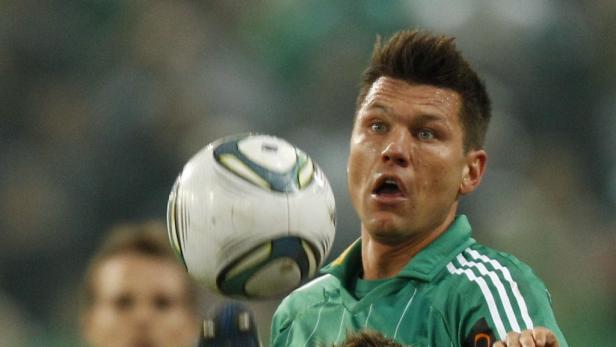 Ein Fußballspieler köpft einen Ball während eines Spiels.