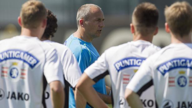 Ein Fußballtrainer bespricht sich mit seiner Mannschaft.