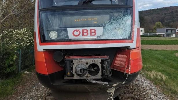 Pitten: Zug gegen PKW - keine Verletzten
