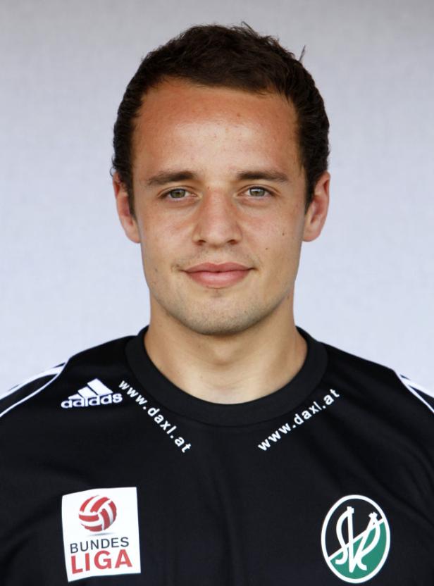 Ein junger Mann im Sporttrikot der österreichischen Bundesliga.