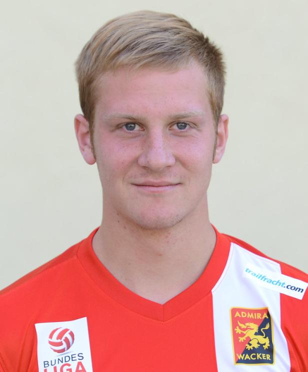 Ein junger Mann im Trikot von Admira Wacker Mödling.