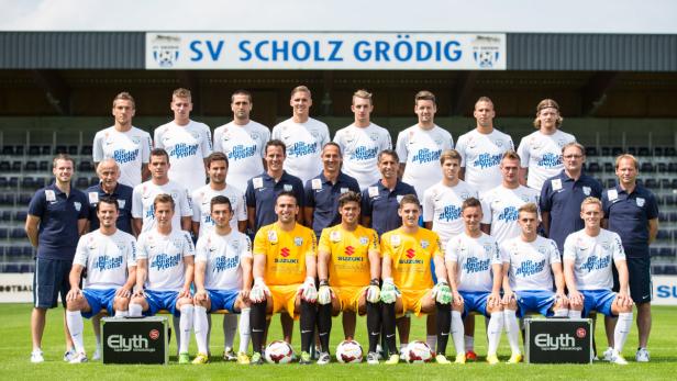 Das Team des SV Scholz Grödig posiert für ein Gruppenfoto.
