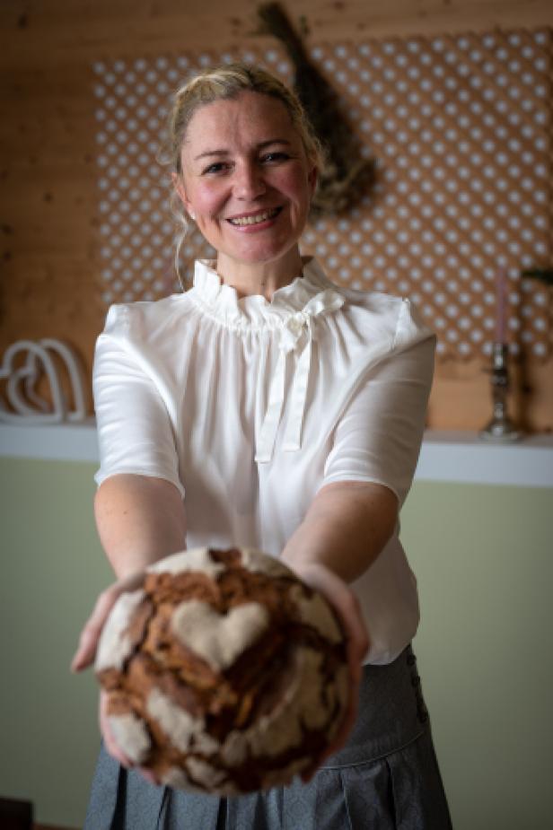 Viktoria Hönegger, Brotsommeliére vom Hildegardhaus im Entdeckerviertel, bäckt auch gemeinsam mit Interessierten - vor allem mit Dinkelmehl und Kräutern. In der ersten Woche der Brotkultur im April öffnet sie dafür ihren speziellen Backofen!