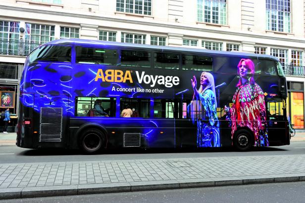 Ein Doppeldeckerbus wirbt für „ABBA Voyage“, ein Konzert der Band.