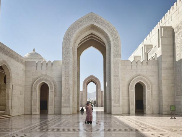 Eine Frau steht in der Sultan-Qabus-Moschee in Maskat, der Hauptstadt des Oman.