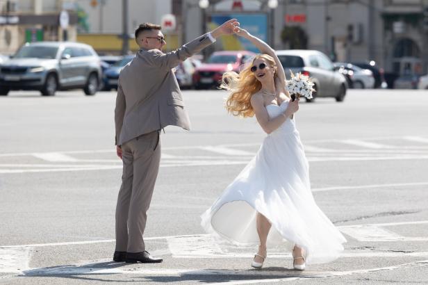 Drohnenterror und Hochzeitsglocken: In Charkiw liegen Liebe und Tod nahe beieinander