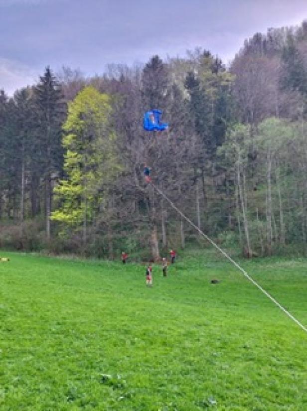 Paragleiter landete in Baumwipfel und musste gerettet werden