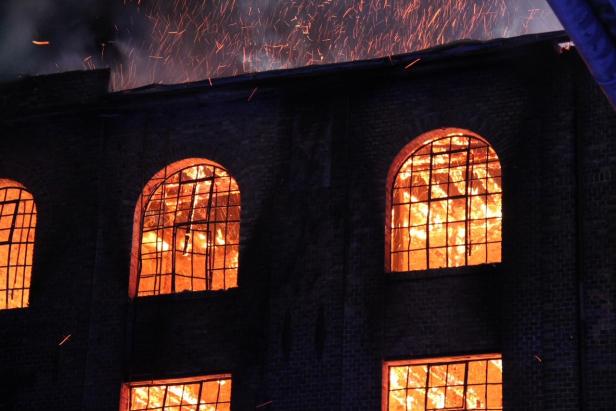 Großeinsatz in Schwechat: Hammerbrotwerke in Flammen