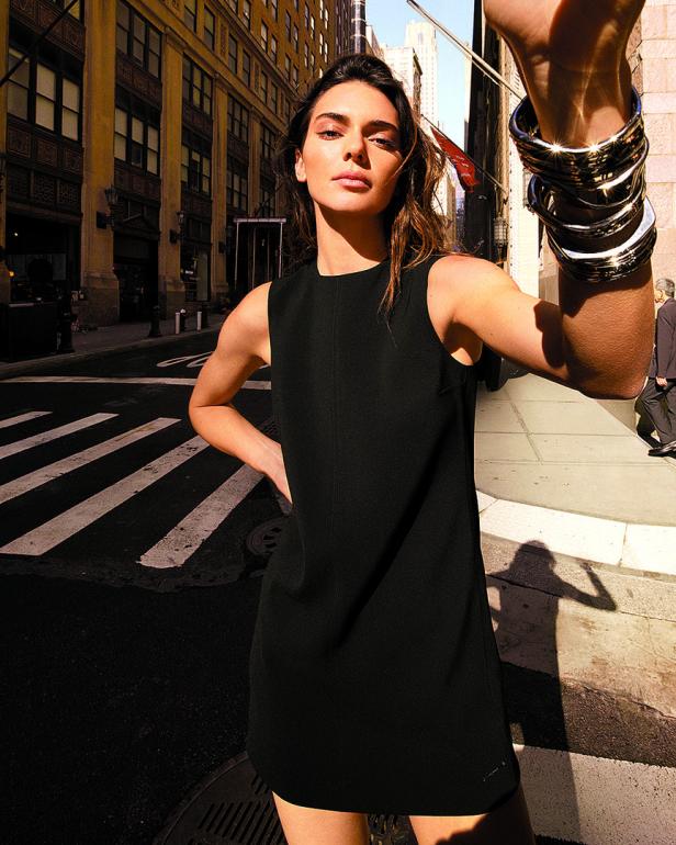 Kendall Jenner posiert in einem schwarzen Kleid auf einer New Yorker Straße.