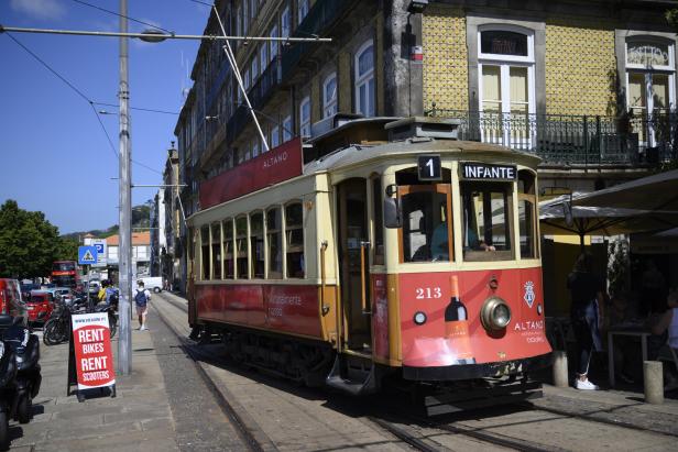 Historische Straßenbahn der Linie 1 in Porto, roter Straßenbahnwagen 