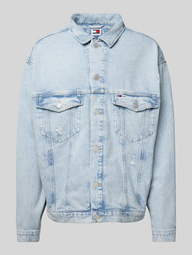 Eine hellblaue Jeansjacke mit silbernen Knöpfen und zwei Brusttaschen.