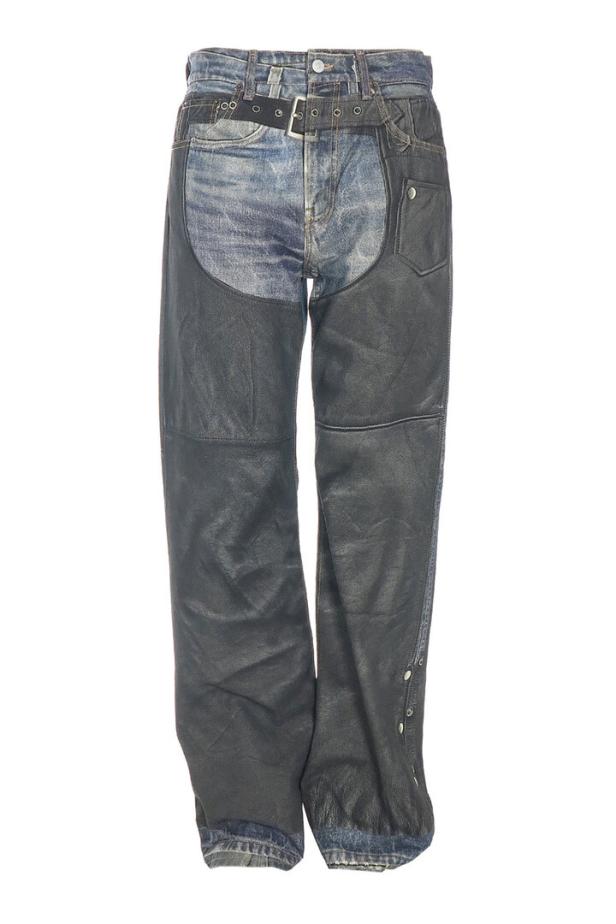 Eine Jeans mit schwarzen Leder-Chaps und einem schwarzen Gürtel.
