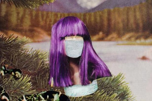 Eine Collage mit einer Frau mit lila Haaren vor einer Wald- und Seekulisse.