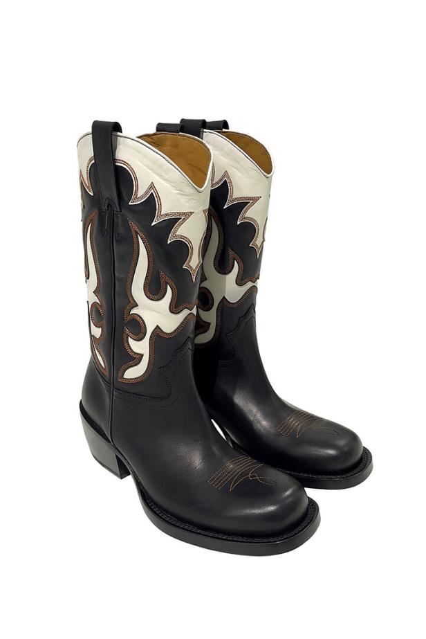 Ein Paar schwarze Cowboystiefel mit weißer und brauner Verzierung.