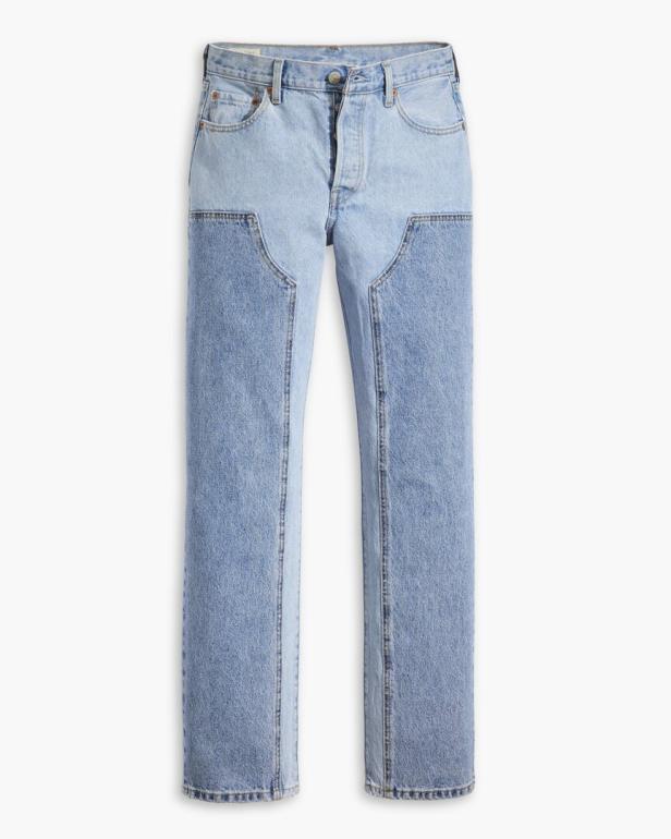 Eine hellblaue Jeans mit einem dunkleren Einsatz an den Beinen.