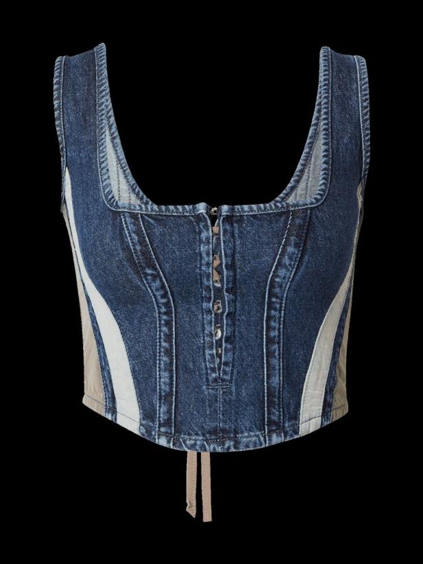 Ein blaues Jeans-Korsett mit Knöpfen und Schnürung vor schwarzem Hintergrund.