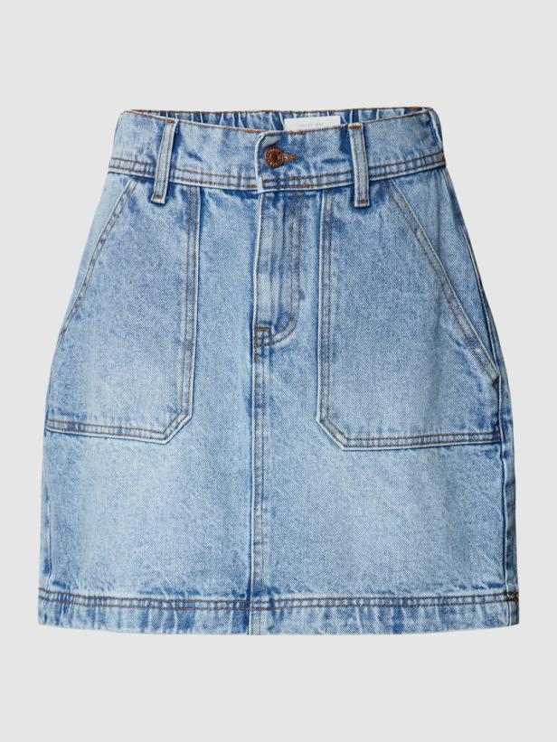 Ein kurzer Jeansrock in heller Waschung mit aufgesetzten Taschen.