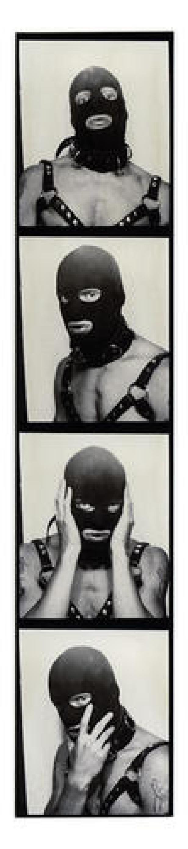 Ein Mann mit Sturmmaske und Ledergeschirr in einer Fotoautomat-Aufnahme.