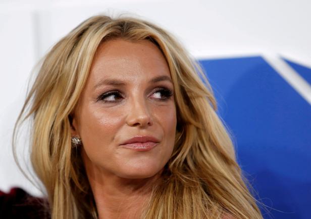 Nahaufnahme von Britney Spears mit blonden Haaren und Ohrringen.