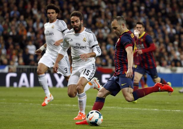 Andrés Iniesta schießt den Ball während eines Fußballspiels.