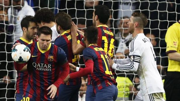 Fußballspieler von Barcelona und Real Madrid während eines Spiels.