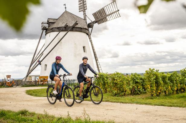 Zwei Radfahrer vor der Retzer Windmühle.