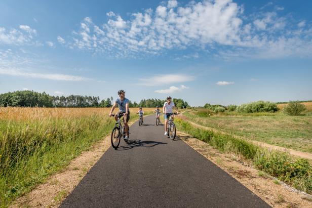 Eine Familie fährt auf einem Radweg durch die Thayarunde.