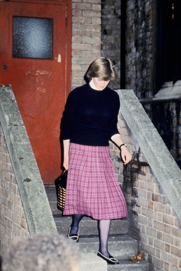 Diana, Prinzessin von Wales, geht eine Steintreppe hinunter.