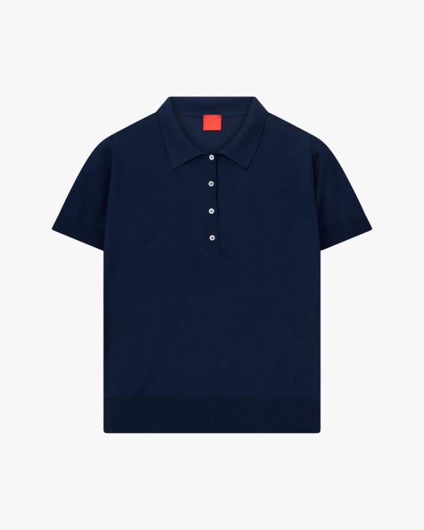 Ein dunkelblaues Poloshirt mit kurzen Ärmeln und weißen Knöpfen.