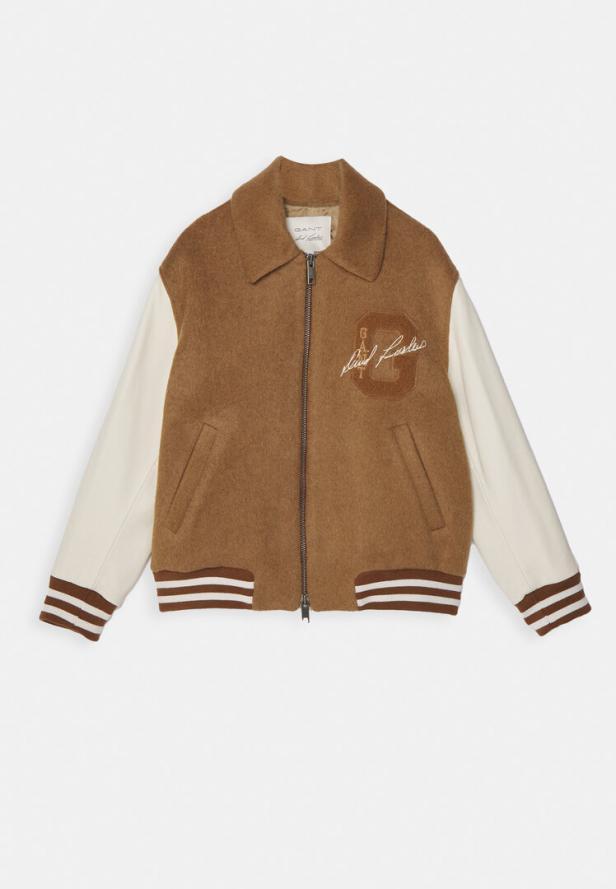 Eine braune Collegejacke mit weißen Ärmeln und dem GANT-Logo.