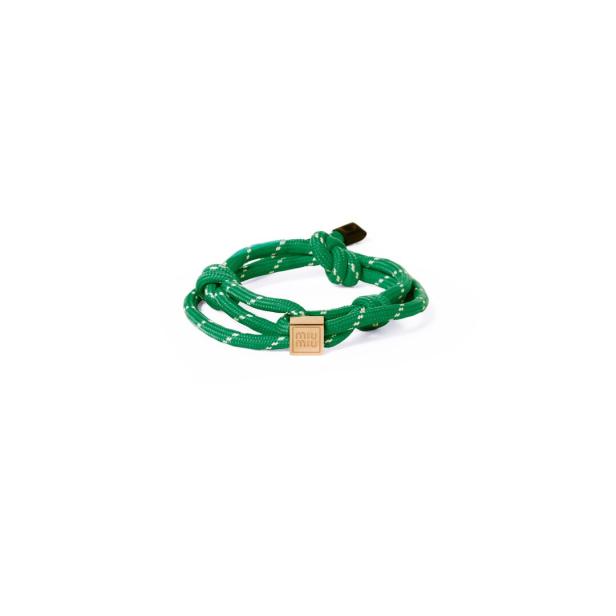 Ein grünes Seilarmband mit einem goldenen Miu Miu-Logo.