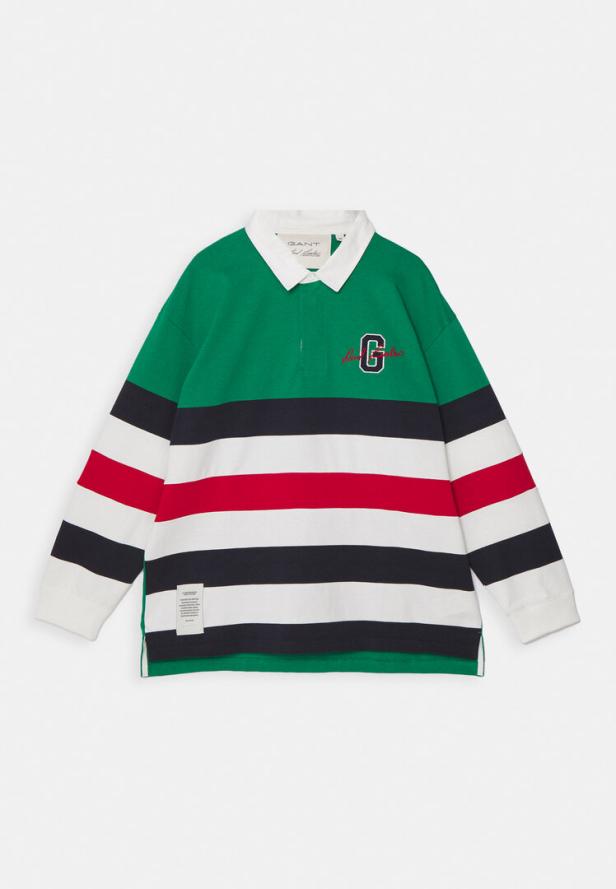 Ein gestreiftes Rugby-Shirt der Marke Gant mit grünem Kragen und rotem Logo.