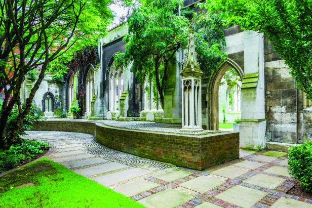 Der Garten der Kirche St. Dunstan in the East in London.