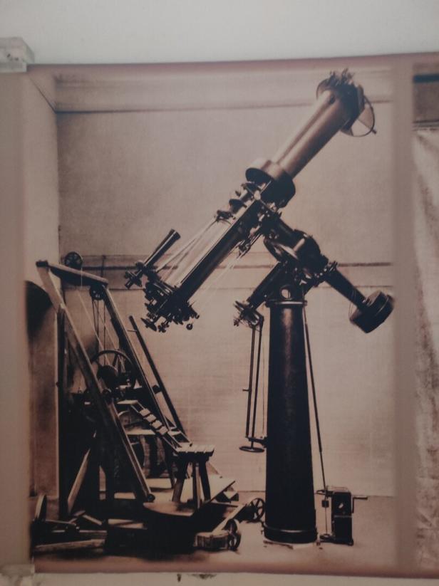 Die historische Aufnahme des Heliometers mit Fahrstuhl im Originalzustand in der Kuffner Sternwarte
