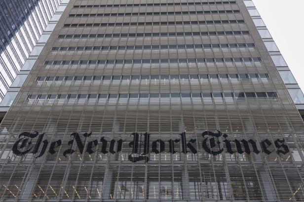 Das Gebäude der New York Times mit dem Schriftzug an der Fassade.