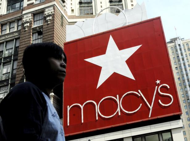 Ein großes, rotes Macy's-Schild mit einem weißen Stern in New York City.