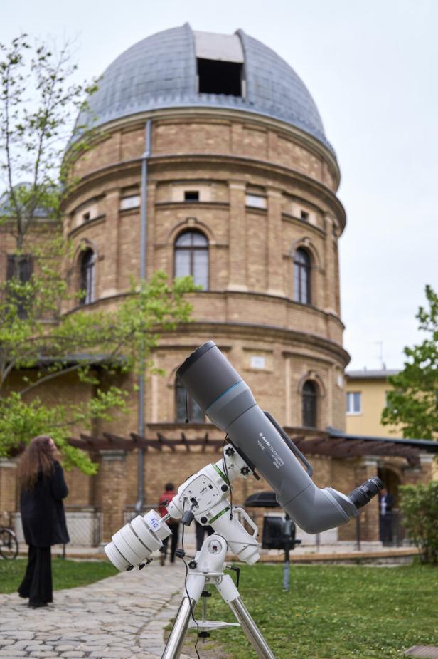 Auch vor der Sternwarte wurde auch ein Teleskop aufgestellt