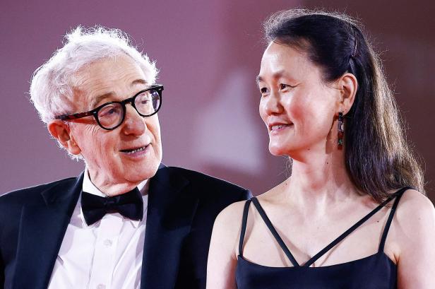 Woody Allen und Soon-Yi Previn posieren auf einem roten Teppich.