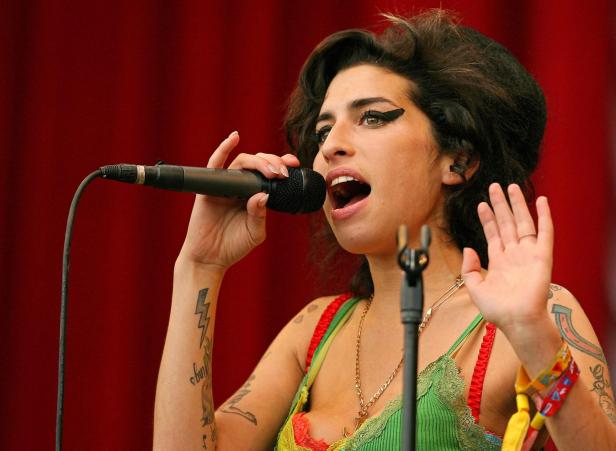 Amy Winehouse singt bei einem Auftritt vor ihrem Tod