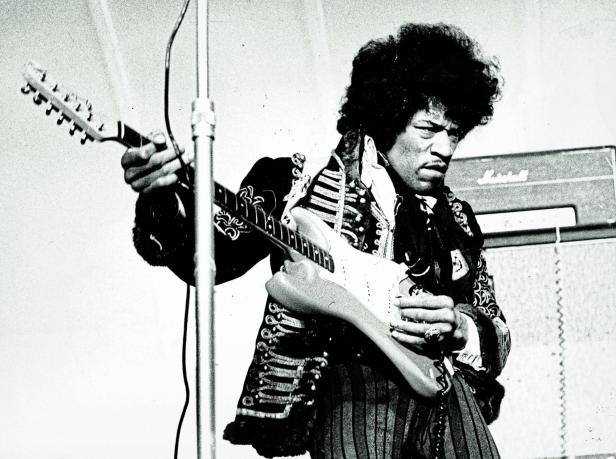 Schwarz-Weiß-Aufnahme von Jimi Hendrix beim Gitarrespielen