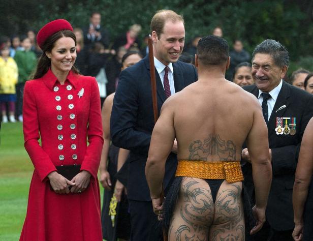 Catherine, William und ein Maori-Krieger bei einem traditionellen Empfang in Neuseeland.